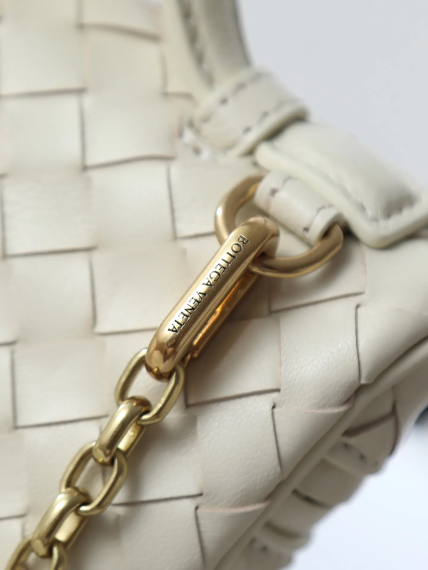 800. BOTTEGA VENETA2025 new women's small Soft Vanity bag adopts the classic Intrecciato weaving technique, inheriting the classics. The ring buckle design 😎 The light metal chain gives you a high-end sense of matching. The chain is removable, so you can wear it as a small bag ~ An elegant small bag that is perfect for participating in events. The overall body of the bag is as soft as marshmallow and can be easily kneaded, showing the strong toughness and high-end feel of the leather. The touch of sheepskin is so amazing. It is so healing when pinched! I have absolutely no resistance to small bags! ! ! Style number: 843800 Size: 19*14*3cm